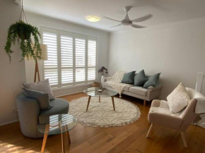 Walk to Moolooloola beach and pets welcome, Mooloolaba